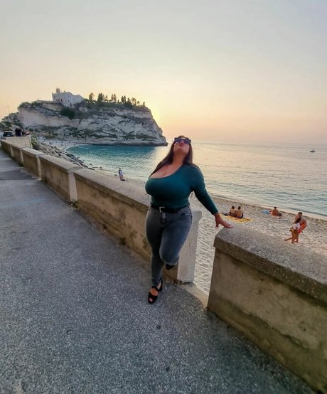 Naty Mari model naked photo