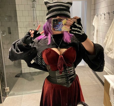 Allykitti model top pictures