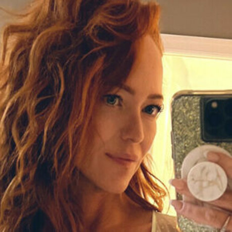 Dakota Blushing art star pic