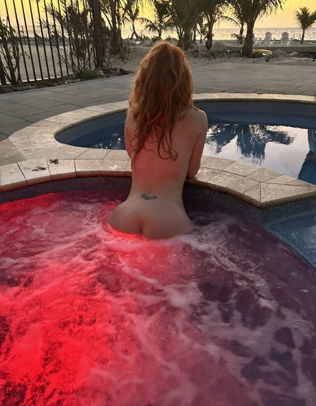 Dakota Blushing sexy star pictures