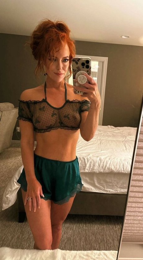 Dakota Blushing star nude photo