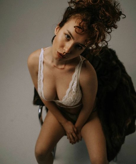 curlywiktoria actress photo