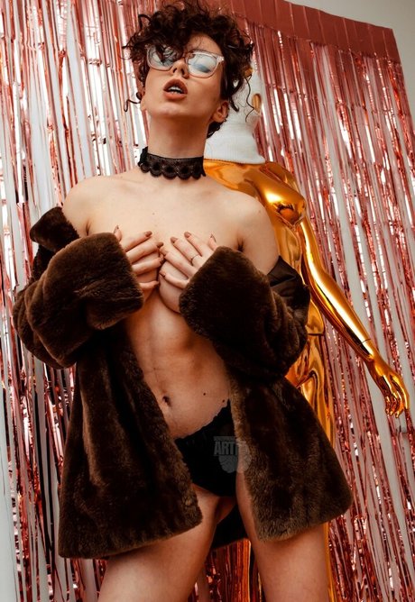 curlywiktoria naked model images