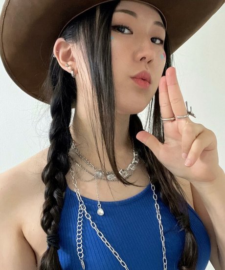 JisuArtist porn model pic