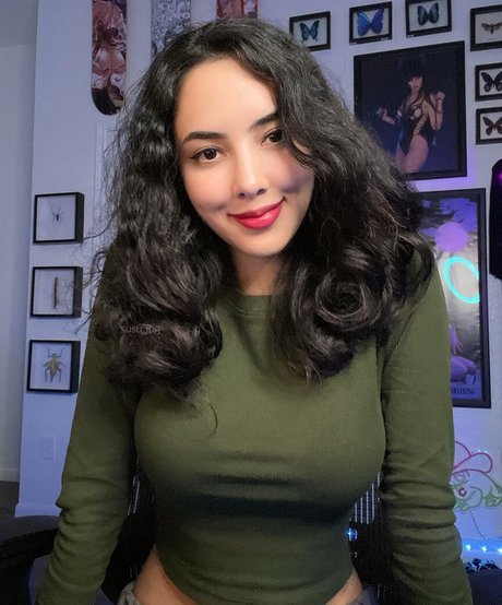 Swimsuit Succubus model pretty images