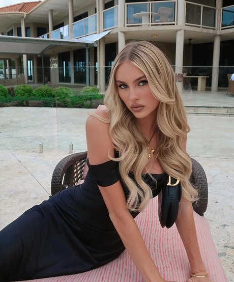 Summer Rose Hart naked model picture