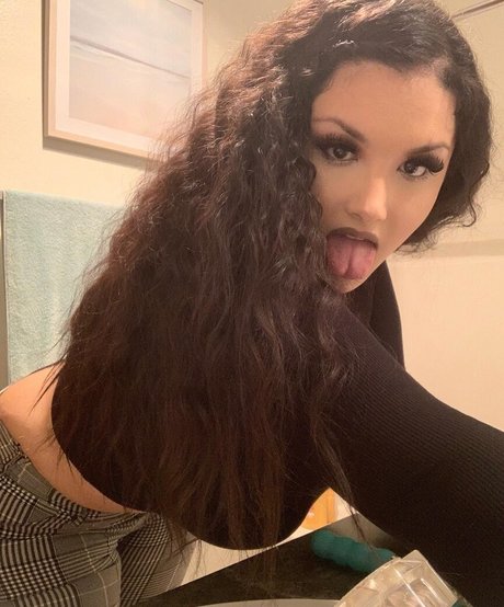 Mia Lombardi hd pornstar pic