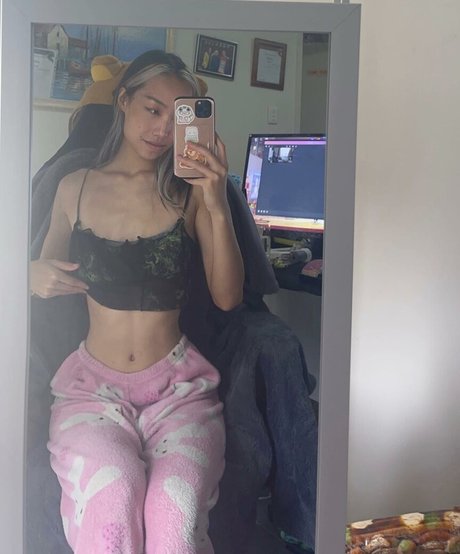 Smolkcqze model naked gallery