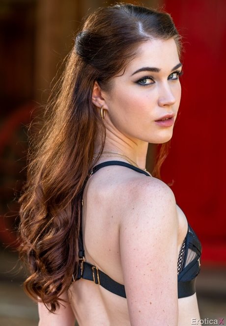 Evelyn Claire porn star img