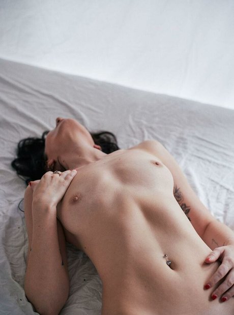 Ivy Rose Raven sexy actress img