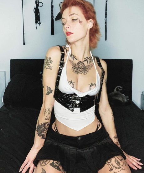 Avalon Valore model naked images