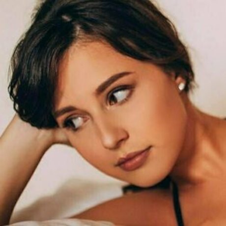 Katie Thurston pretty actress img