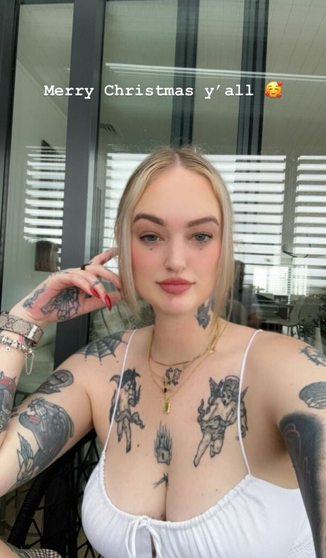 Goth Queen model hot picture