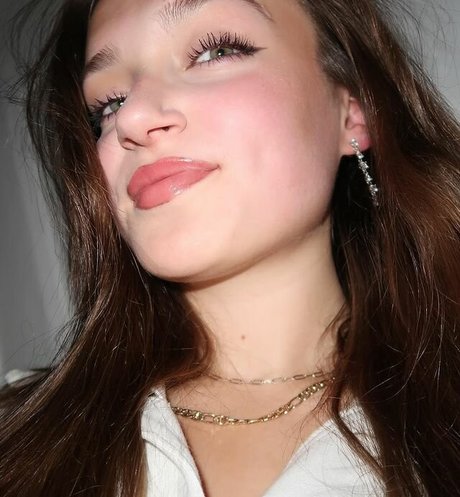 Skye Upshall model art pic