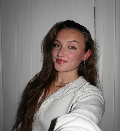 Skye Upshall star erotic pictures