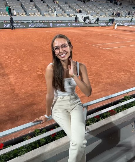 Emily Oberg erotic actress pictures