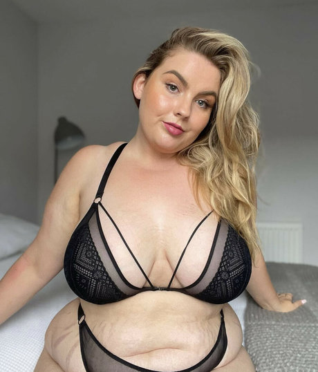 Lauren Dungey hot actress image