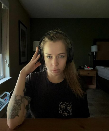 Rory Knox model top image