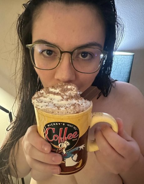 Britbrattv model top img