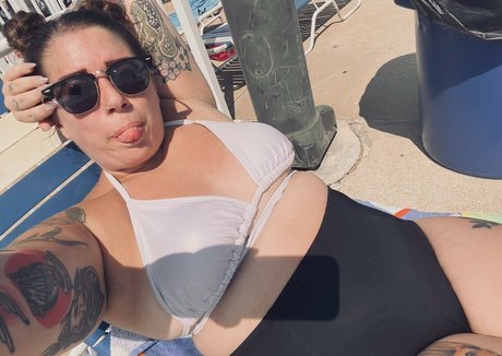 Stepstool Sarah naked star photo