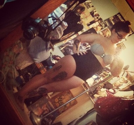 Stepstool Sarah sexy actress pictures