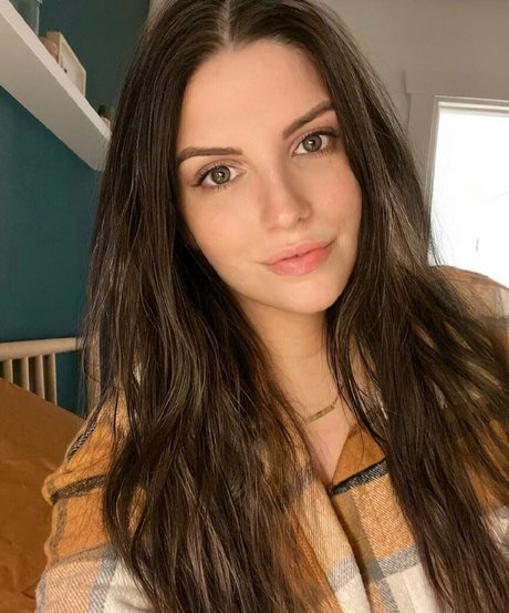 katestark pretty model image