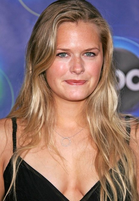 Maggie Lawson sexy actress pictures