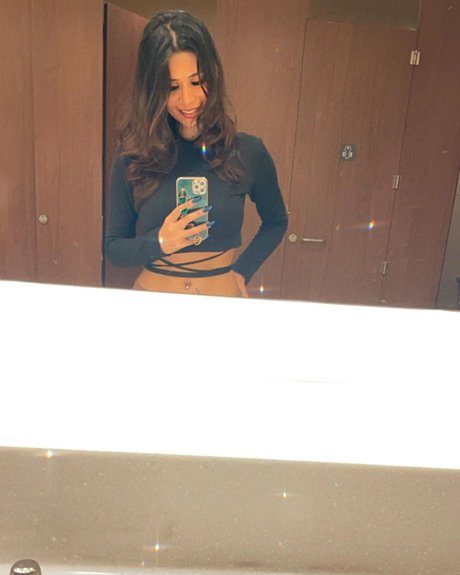 Annie Sharma nudes model photo