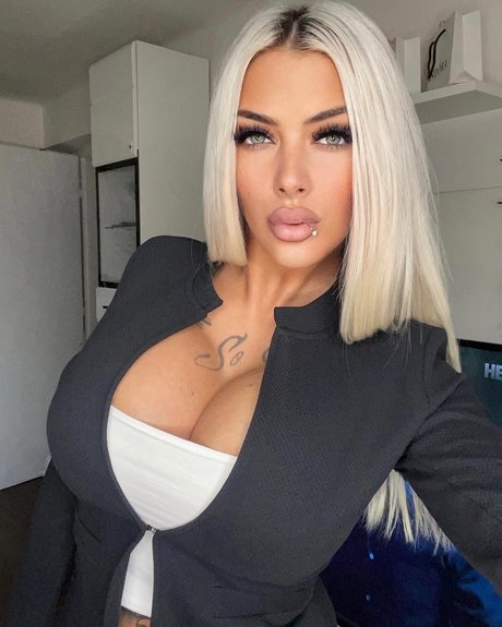 Deminecka_ model beautiful image