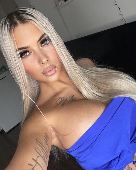 Deminecka_ model photos