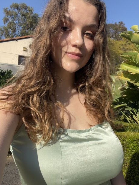 Mayaisfiya pretty star pics