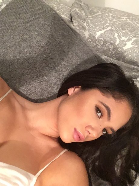 Saoirse Alicia Behzadi_ sex model picture