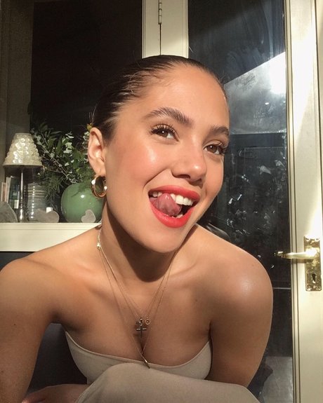 Saoirse Alicia Behzadi_ model exclusive pic