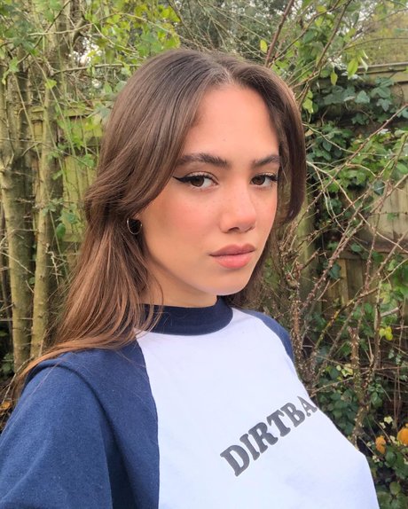 Saoirse Alicia Behzadi_ star nice picture