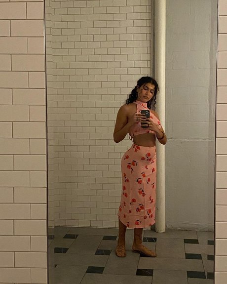 Taleen model hot pic