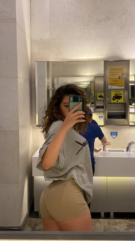 Aleynakutluay beautiful model image