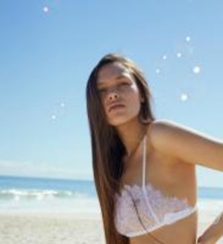 Naomi Stevens_ high quality model image