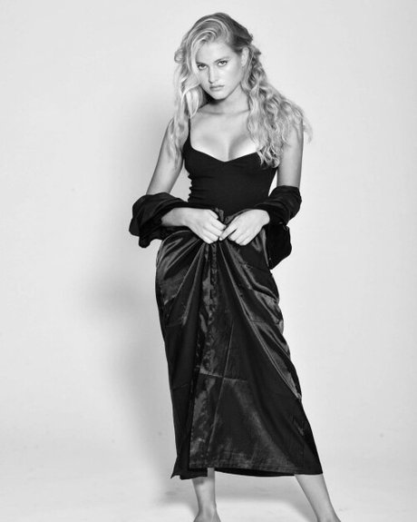 Zoe Helena nude actress galleries