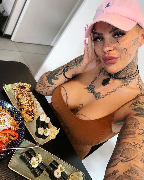 Leoni Baltz_ pornstar beautiful image