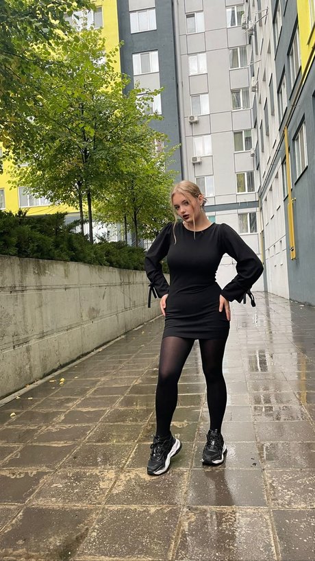 _Caroline Moore_ star nude img