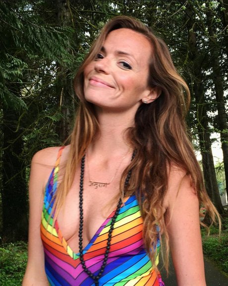 Emily Hart free star galleries