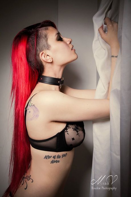 Niniah Wolfy pornstar erotic pics