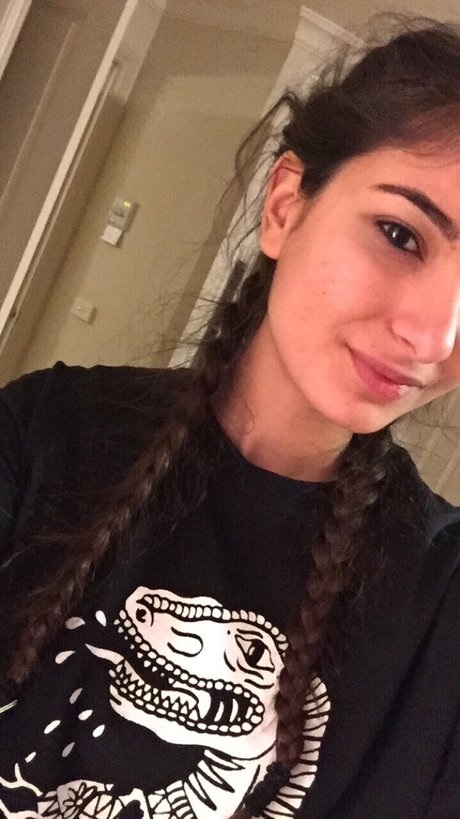 Loser Dyke hot actress img