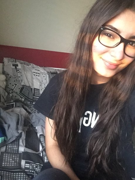 Loser Dyke pretty model pic