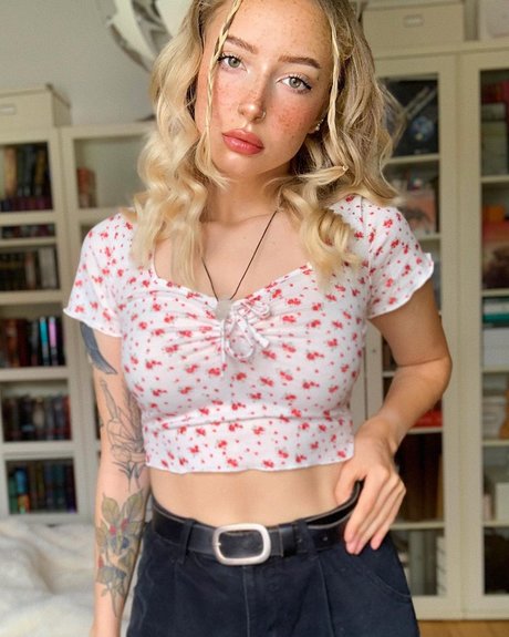 Caelyn Mathews erotic actress pics