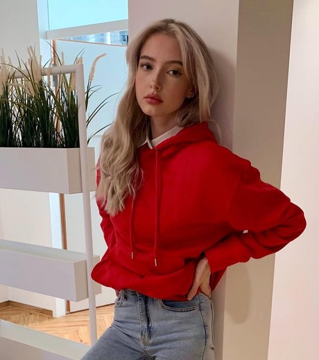 Caelyn Mathews model naked pic