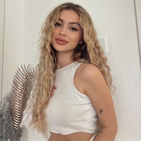 Linabmn nudes model pics