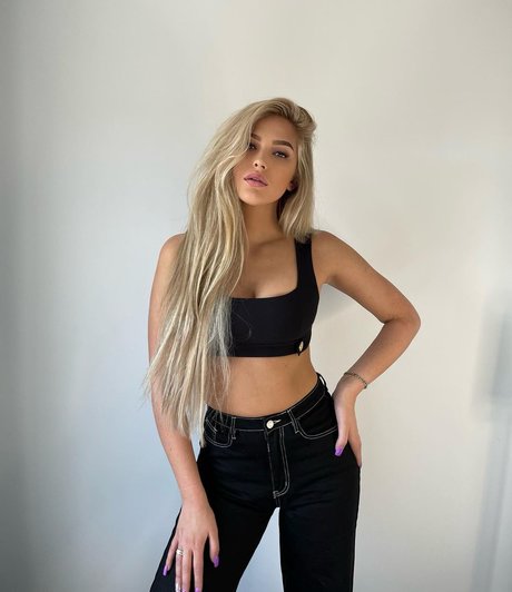 Milou Tamara Roes free model picture