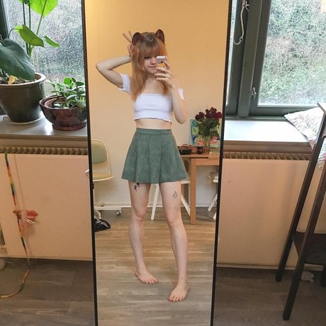 Lilsolle Chickpii model naked img