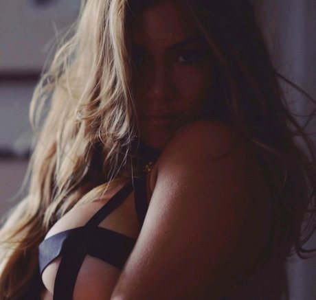 Tori Deal_ star pretty picture